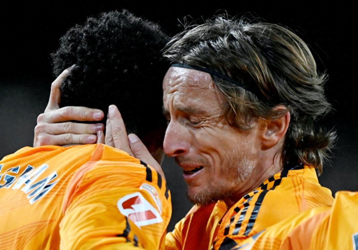 瓦伦西亚主场击败西班牙人，坐拥主场优势