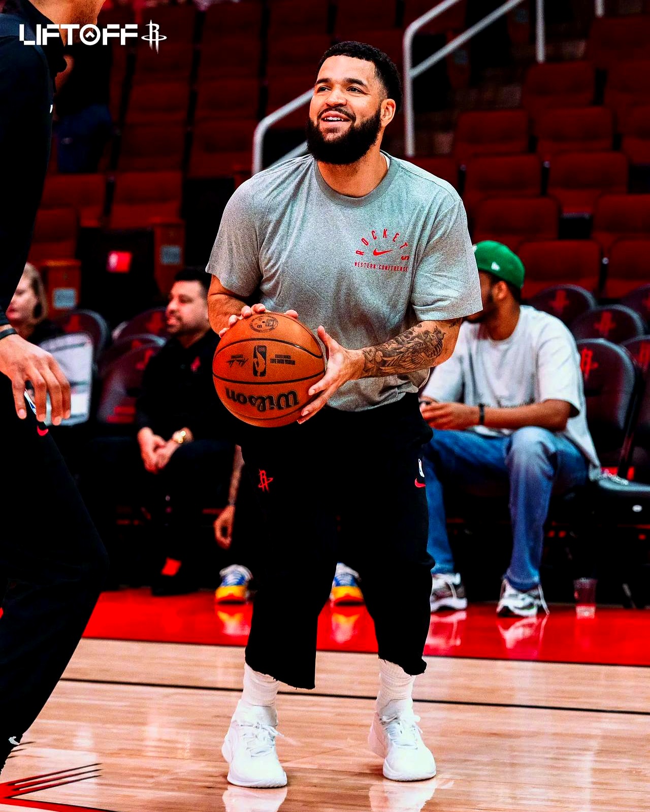 火箭队在客场战胜国王队，取得关键胜利的简单介绍