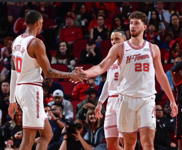 火箭队在客场战胜国王队，取得关键胜利的简单介绍