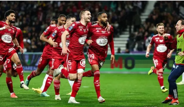 欧冠比赛引发一场激动人心的战斗