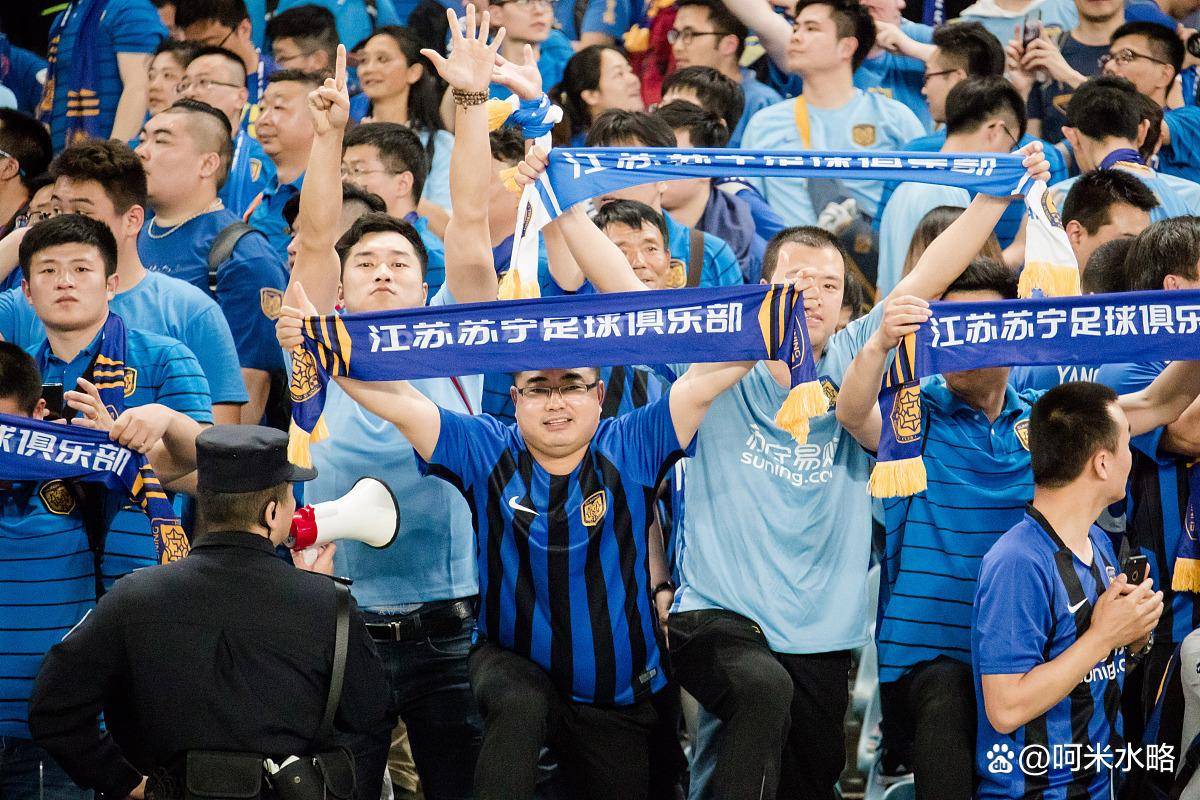 观众席上球迷情绪高涨，为喜爱球队加油