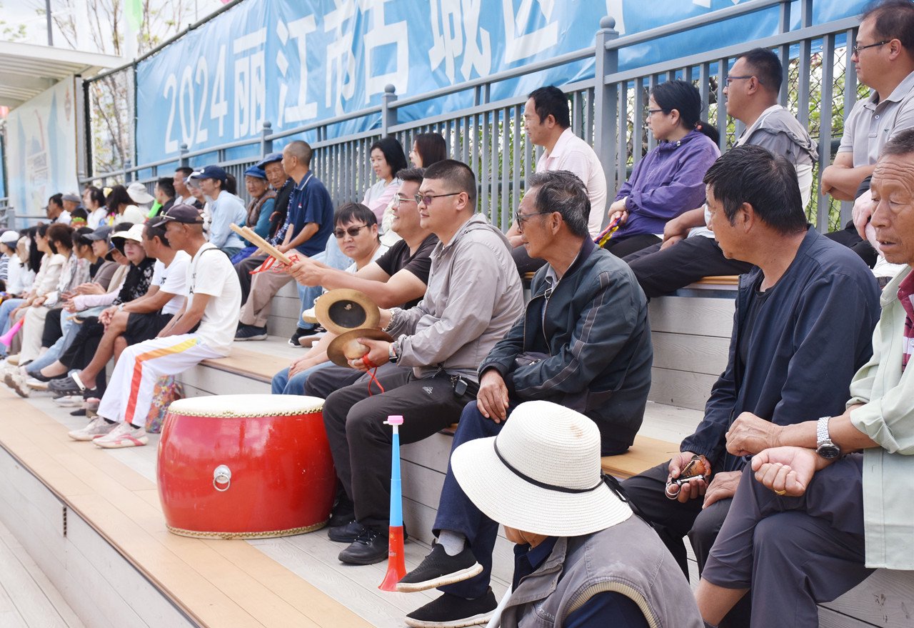 观众席上球迷情绪高涨，为喜爱球队加油