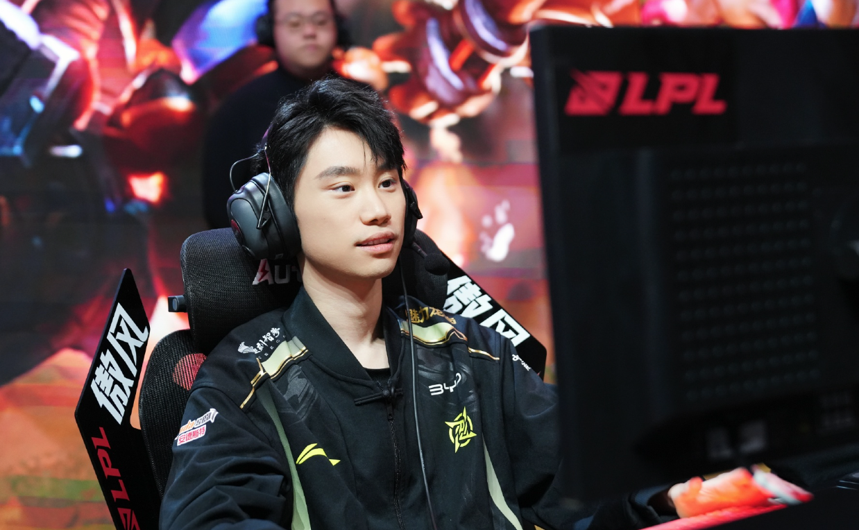 包含100T力克DK，Doinb线上压制力十足激烈交锋四强赛，技惊四座的词条