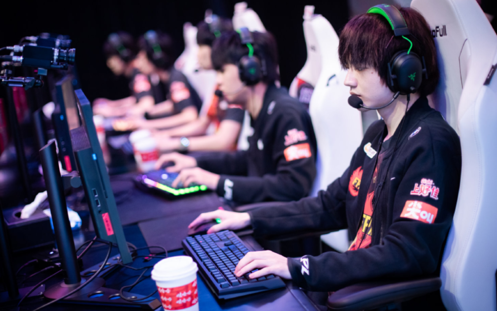 BRO力克GEN，Xiaohu极限生还后反打焦点之战2025世界赛，锁定晋级资格