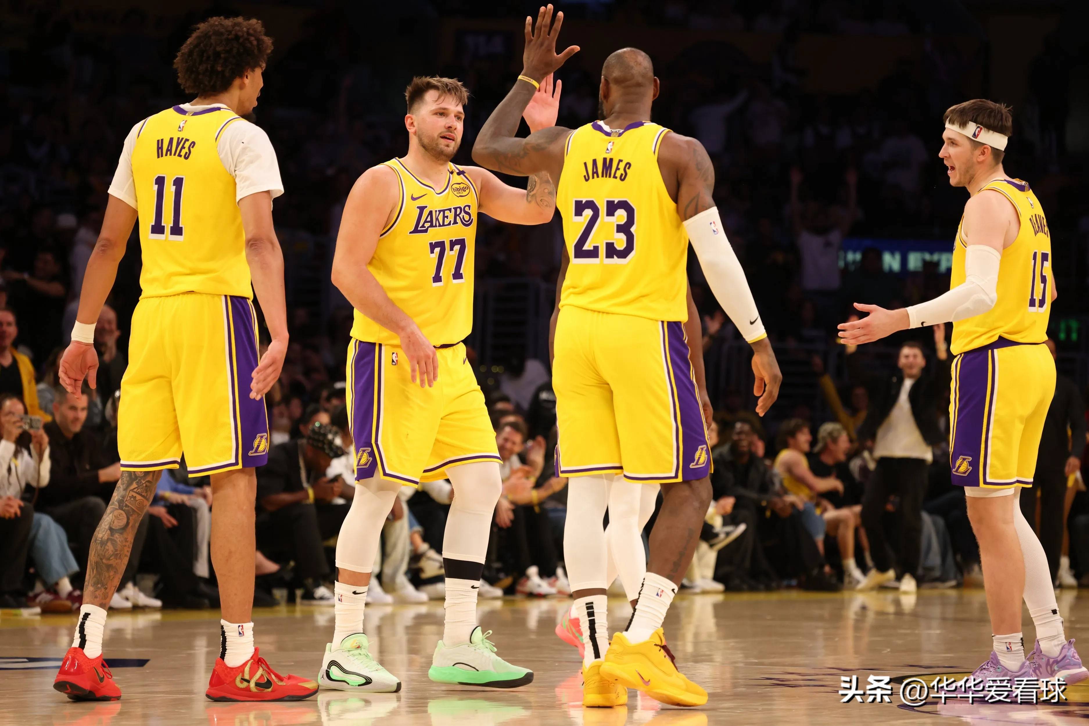 NBA常规赛战况：湖人队逆转太阳队获胜