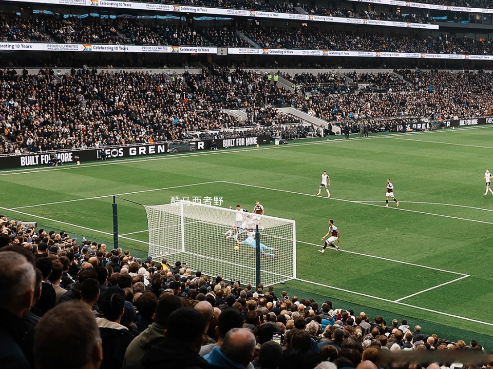 热刺主场取胜继续紧追，英格兰足球联赛前景一片光明